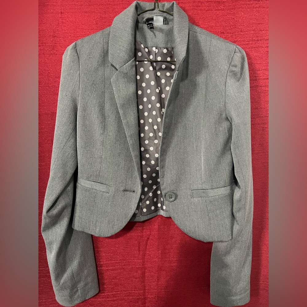One button gray blazer